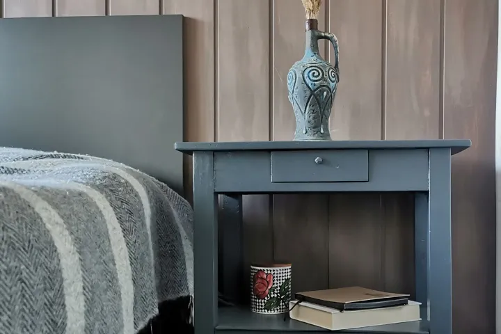 Дом, обставленный окрашенной мебелью