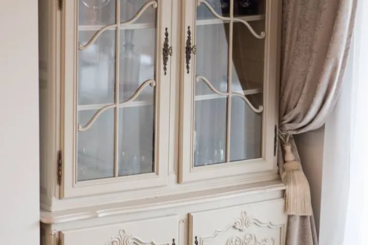 Обновленный старинный шкаф-буфет