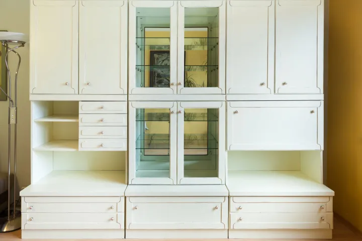 Окрашенный в светлый оттенок секционный шкаф